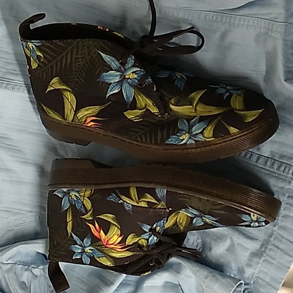 Women's Dr. Martens Daytona floral shoes size 7 💥LIKE NEW💥 - Picture 5 of 10